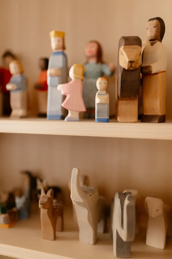 Holzfiguren in einem Regal